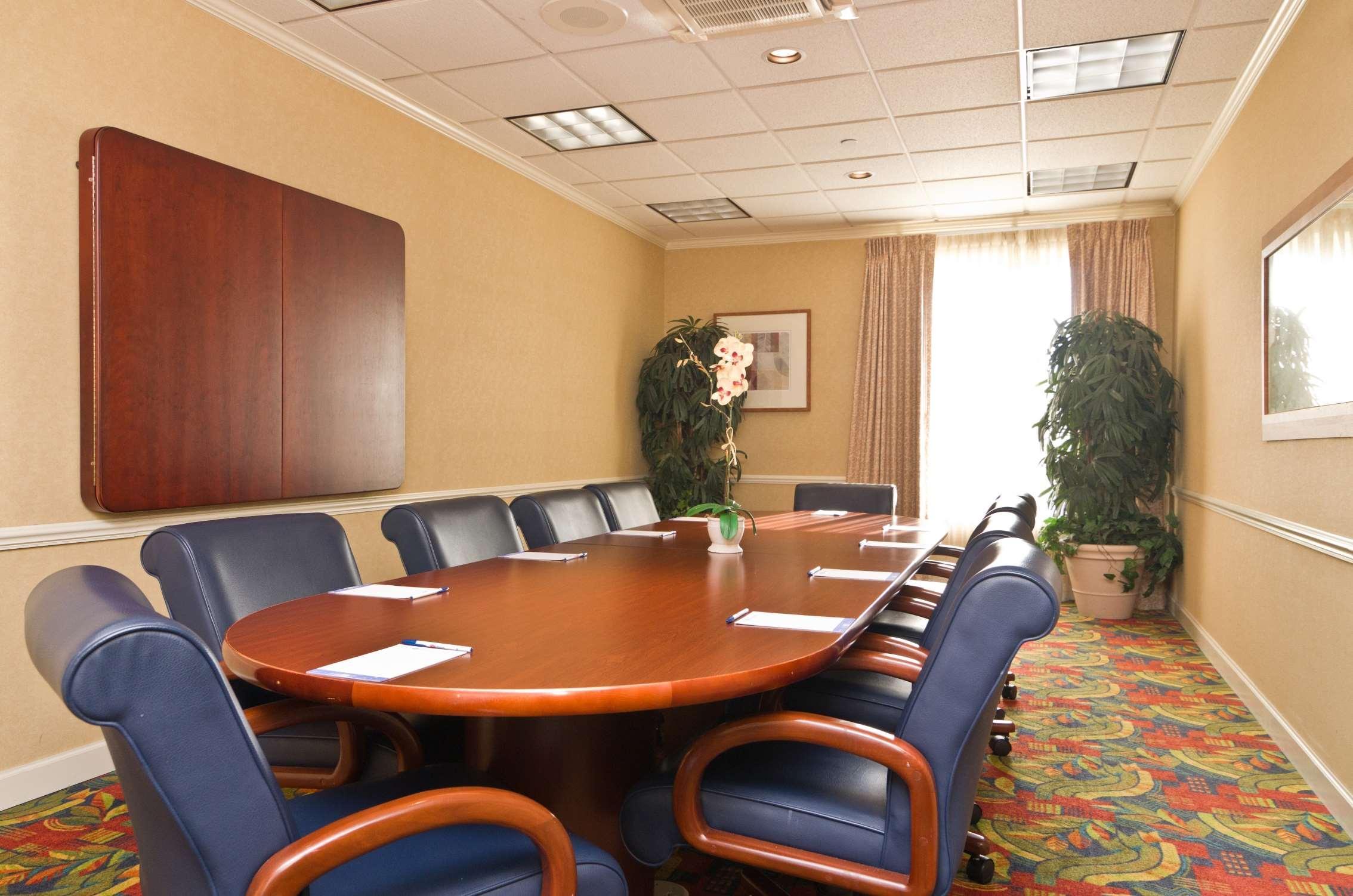 Hilton Garden Inn Вустер Экстерьер фото